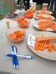 Table with plats and bowls filled with carrots. Photo.