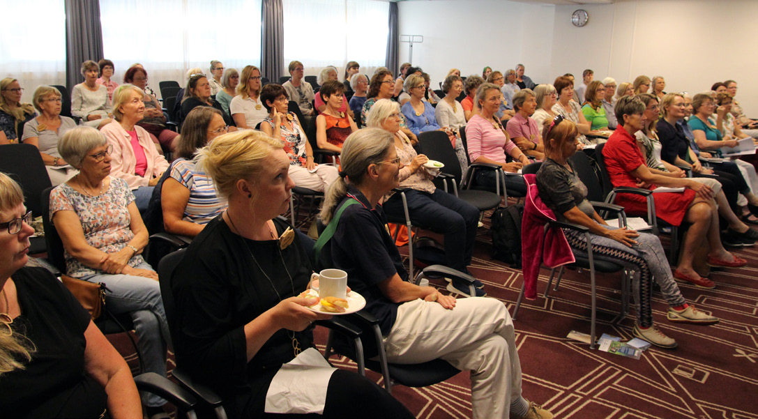 Audience of only women. Photo.
